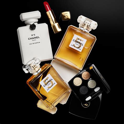 chanel no 5 modell 2021|Chanel no 5 holiday.